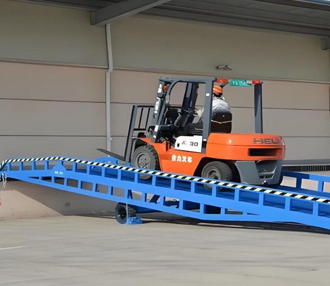 宜城移动式卸货平台（叉车用）